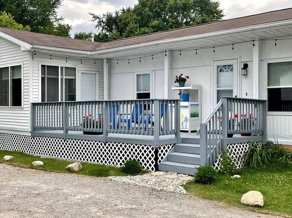 8131 4th St, Onekama, MI 49675