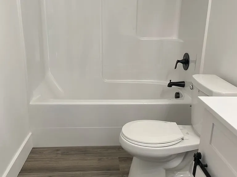 1008 W Charlotte St — Photo 13