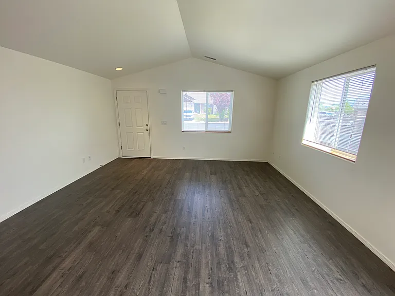 2501 NE 5th St — Photo 3