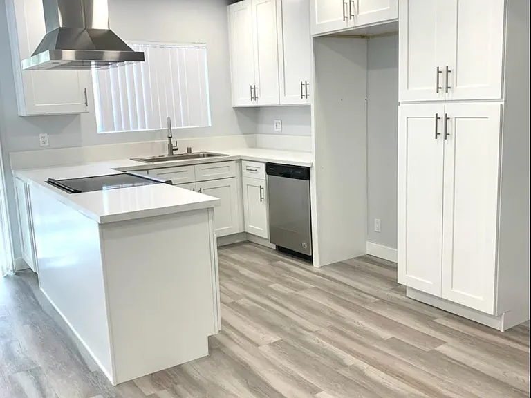 420 W Queen St #2 — Photo 2