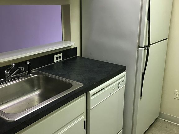 3rd image of 711 Pine St APT 1F