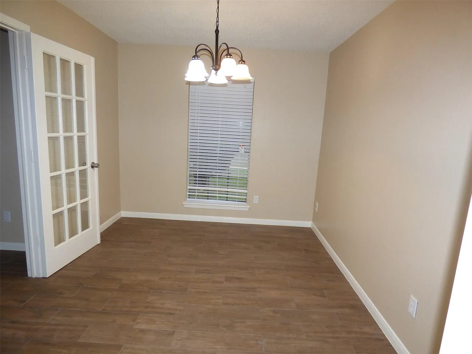 4 bed, 2.0 bath, 1807 sqft, $2,100 — Photo 2