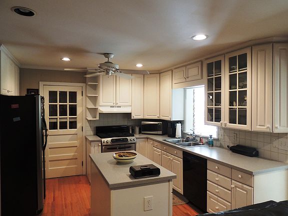 Kitchen w/updated appliances