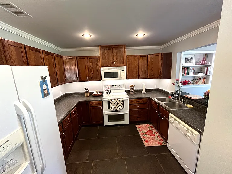 3610 Oakland Ct — Photo 10