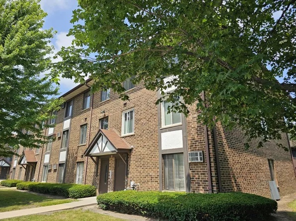 11 Crestview Ln Unit 10, Vernon Hills, IL 60061