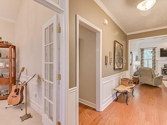 3rd image of 121 Bainbridge Dr