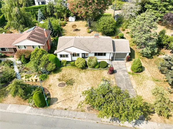 3278 Henderson Rd, Oak Bay, BC V8P 5A6