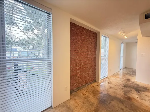 1112 W Lawrence St #15, Houston, TX 77008