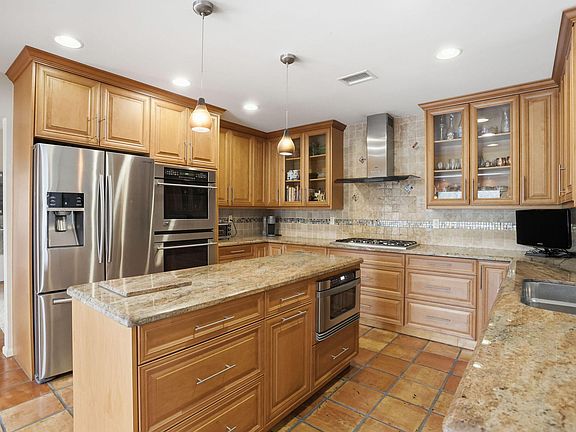 4th image of 1960 NW 25th Street