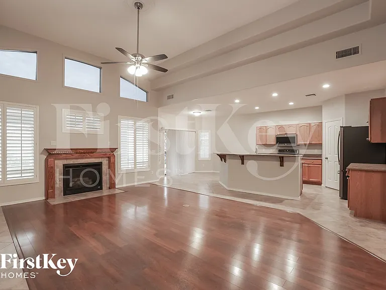 1027 W Samantha Way — Photo 4