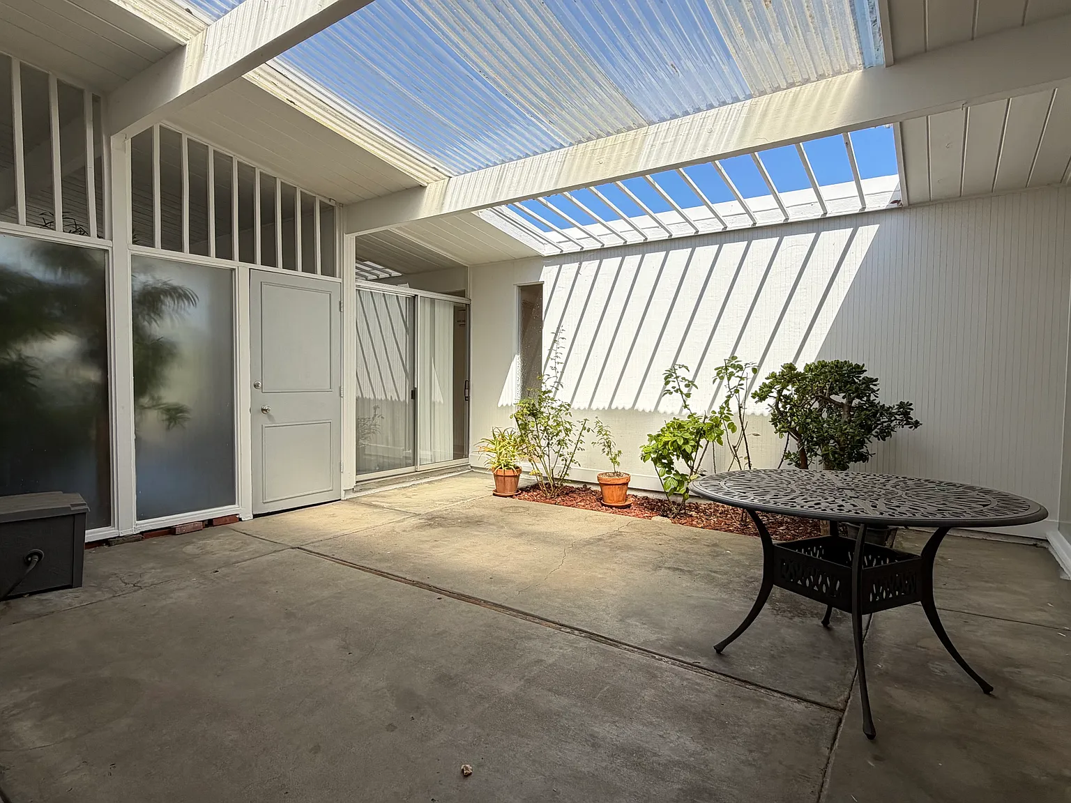 4 bed, 1500 sqft, $5,600 — Photo 2