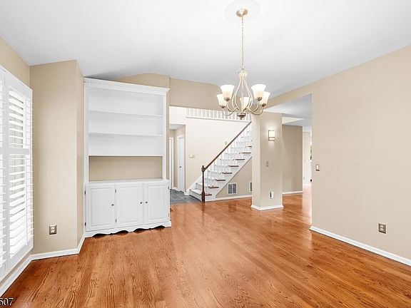 4th image of 31 Stone Row Ln