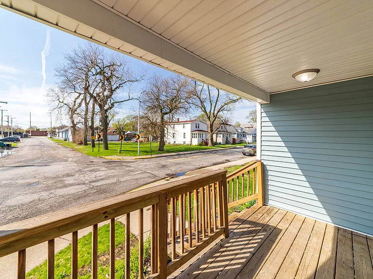 553 Highland St — Photo 4