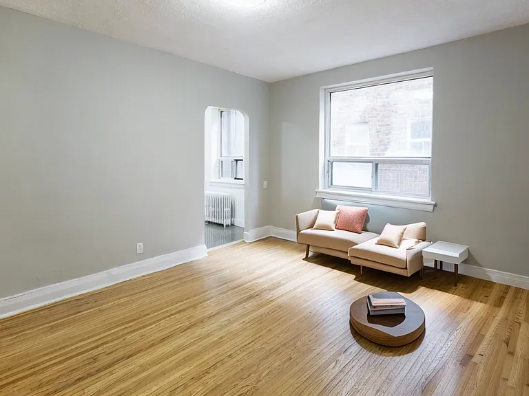 115 Eglinton Ave W — Photo 4