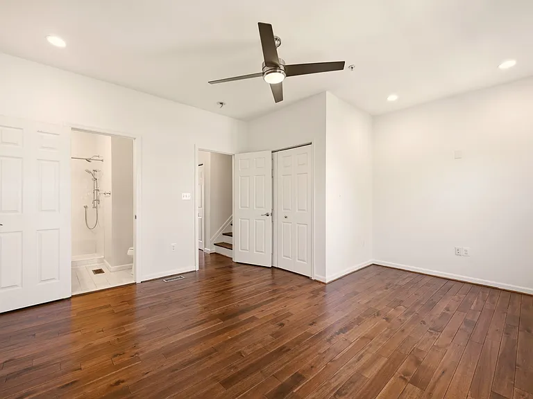 218 20th St NE #3 — Photo 32