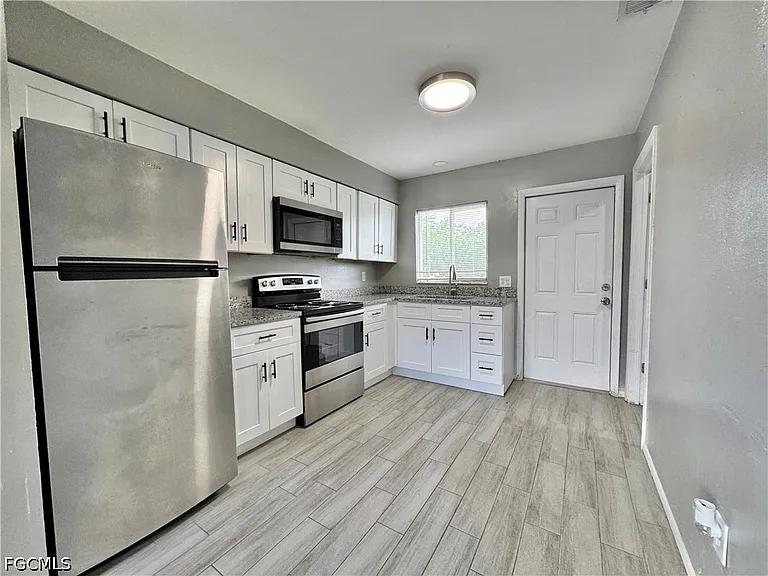 142 Harry Ave S — Photo 11