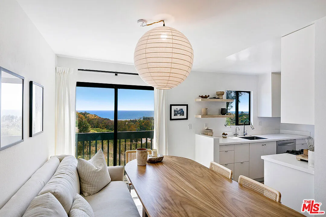 2 bed, 2.5 bath, 1053 sqft, $6,900 — Photo 1