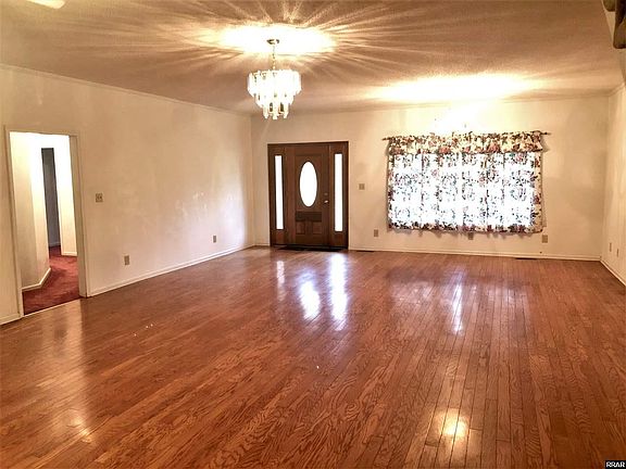 3rd image of 1304 Colonial Dr