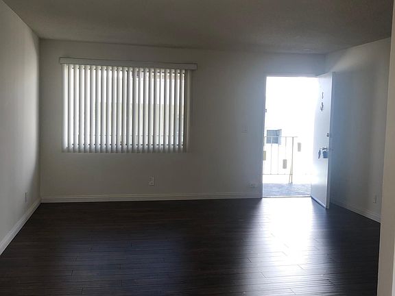 4th image of 266 S Oak Knoll Ave