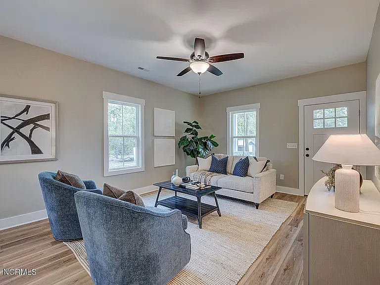 115 Jordan Ln — Photo 2
