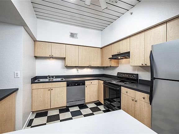 5th image of 2421 W Horatio St Unit 829