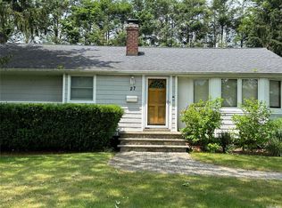 27 Tennyson Pl, Greenlawn, NY 11740