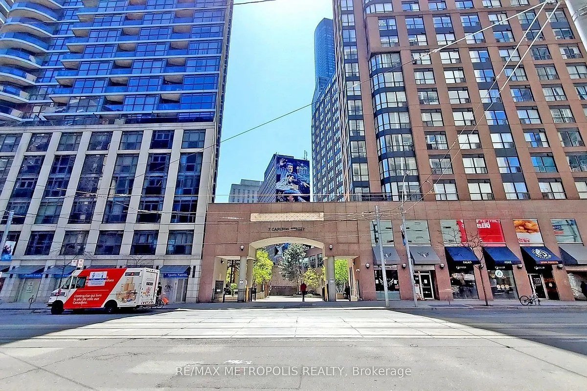 Photo 2 of 32 - 7 Carlton St #1516 - Toronto, ON Building Photo - 7 Carlton St #1516