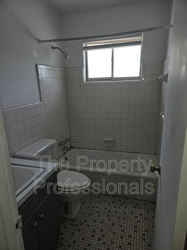 2 bed, 1.0 bath, $850 — Photo 4