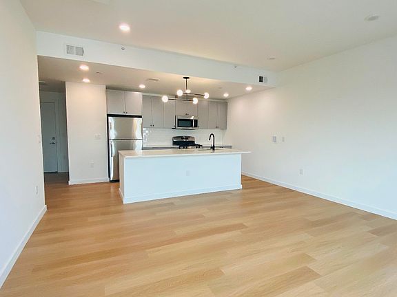 2nd image of 403 Jackson St #505