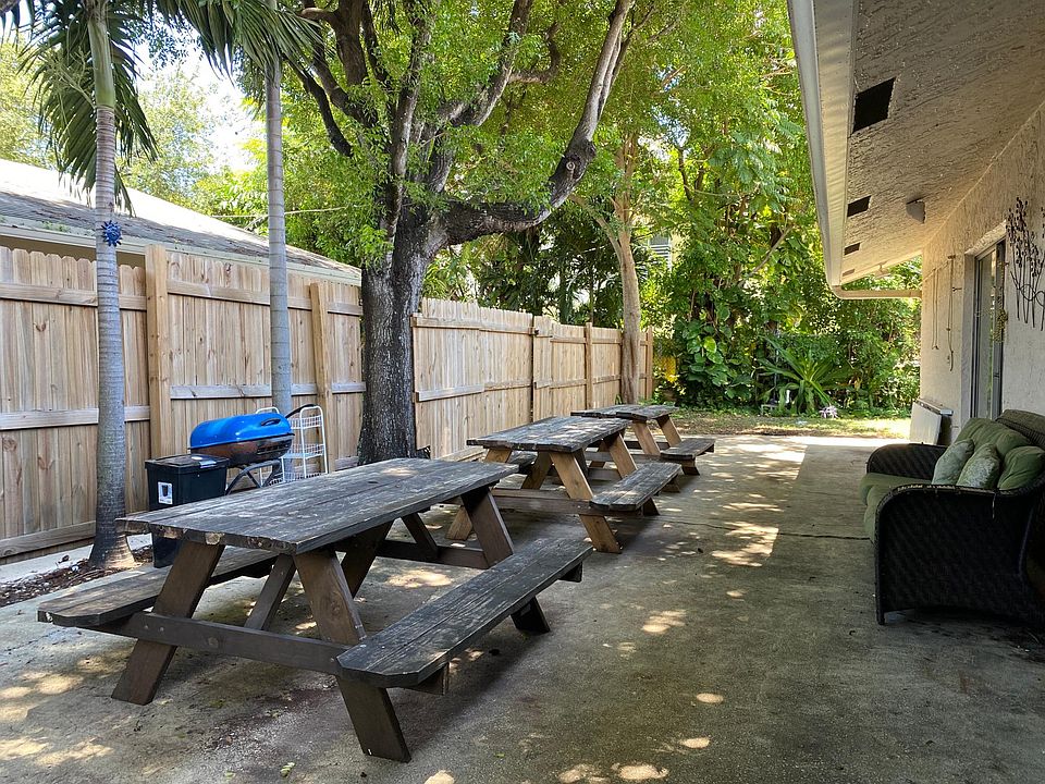 1st image of 800 SE 18th St #10