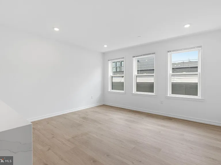 209 New St #5F — Photo 9