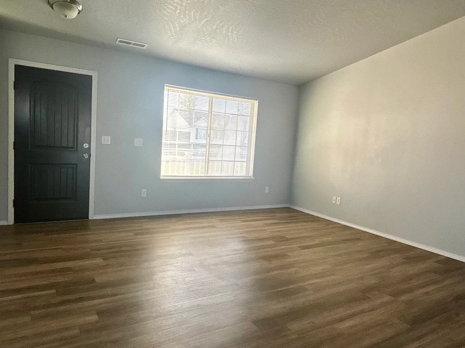 3 bed, 1184 sqft, $2,200 — Photo 3