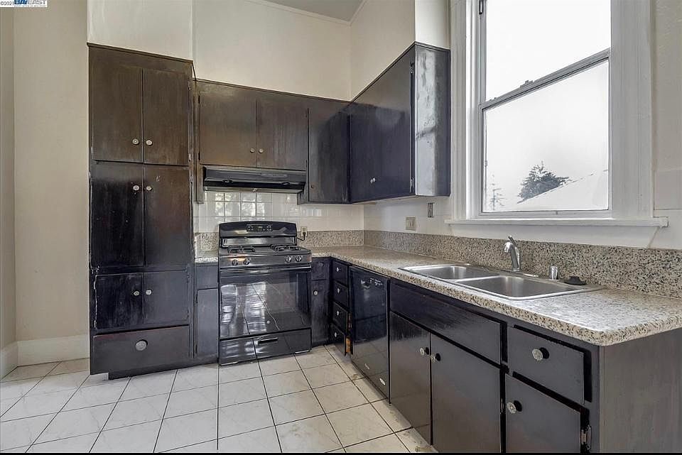 Kitchen (Over looks water)