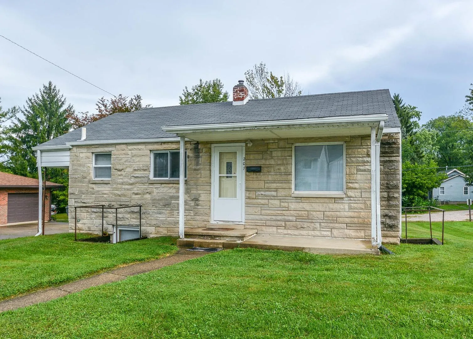 207 E 14th St - 5Bed/2Bath - Remodeled Basement! — Photo 1