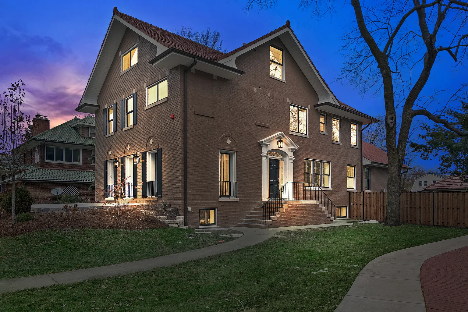 727 Jackson Ave photo 1