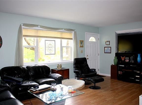 2nd image of 112 Pine St