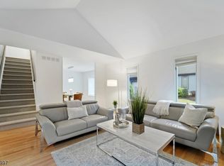 32 Valley View Dr, Basking Ridge, NJ 07920