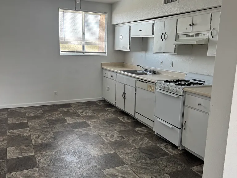 College Heights Apartments — Photo 7