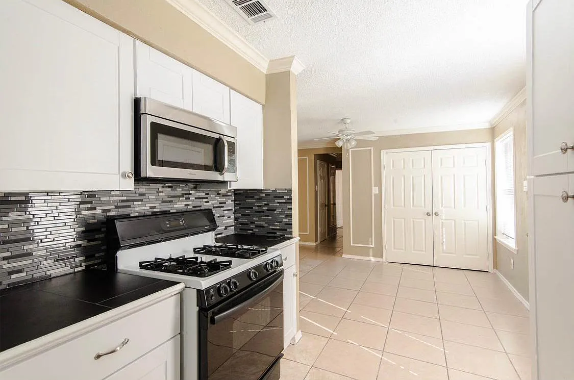 4 bed, 1458 sqft, $2,200 — Photo 3