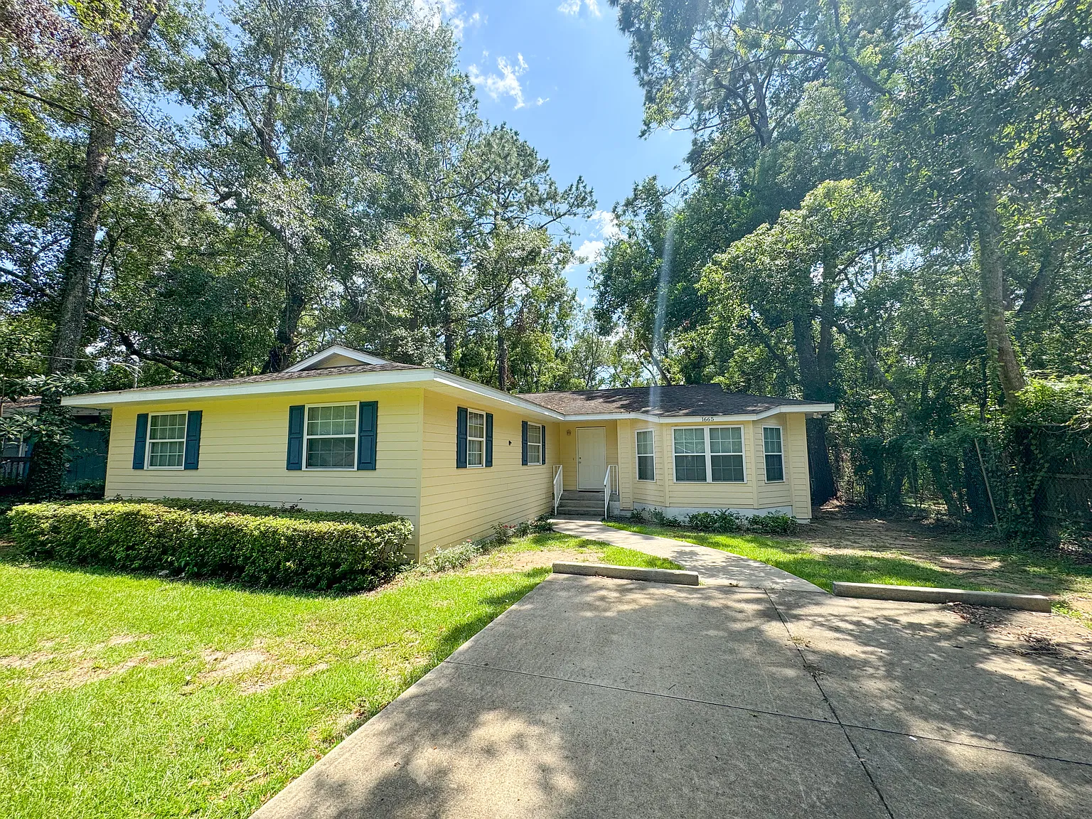 5 bed, 2500 sqft, $3,100 — Photo 2
