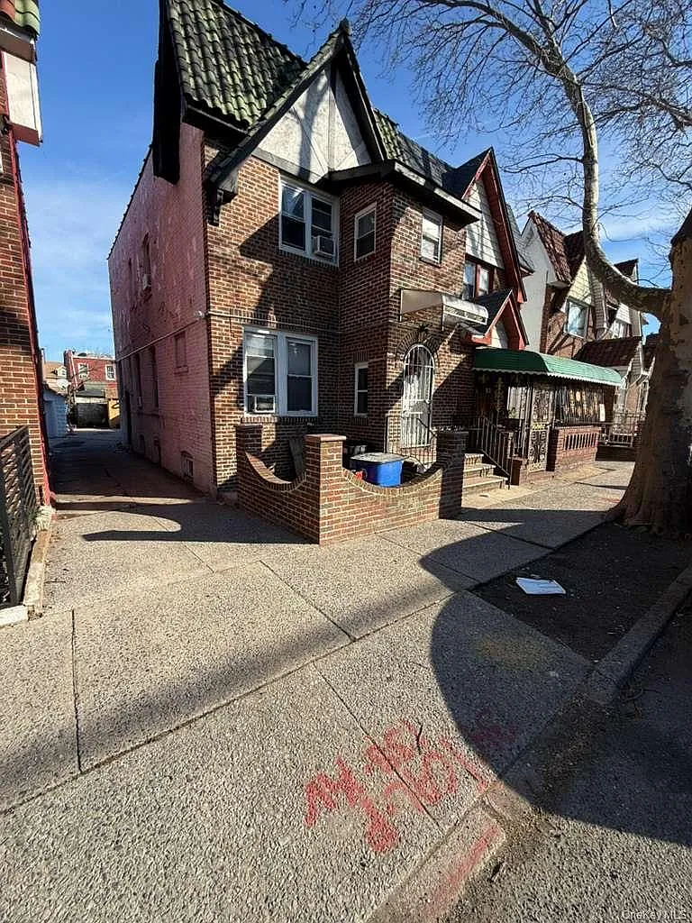 10737 Van Wyck Expressway photo 1