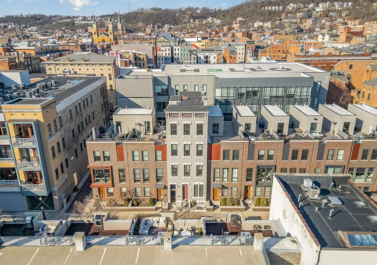Furnished 2-Bed in the Heart of Downtown/OTR Balcony, In-Unit Laundry, and Skyline Views — Photo 2