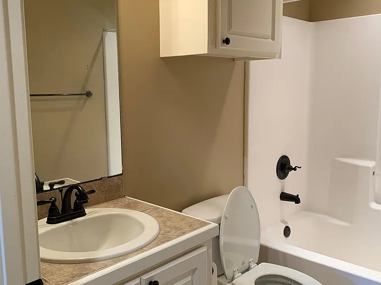 100 Hawthorne Dr — Photo 24