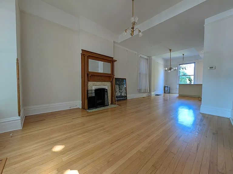 730 S Claremont Ave — Photo 2