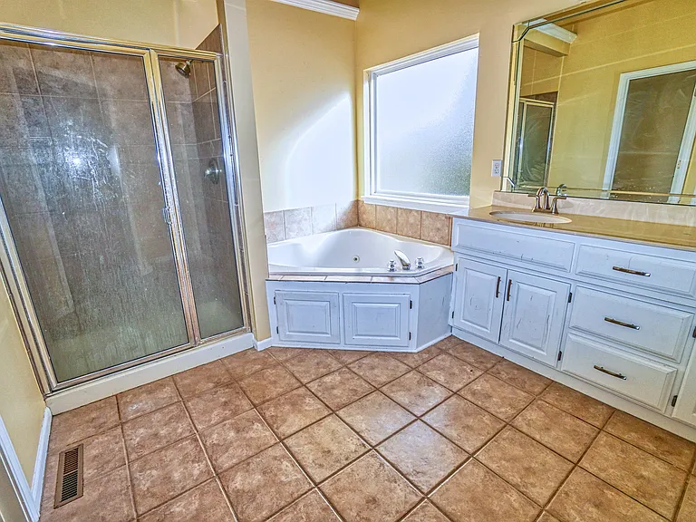 15838 S Avalon St — Photo 14