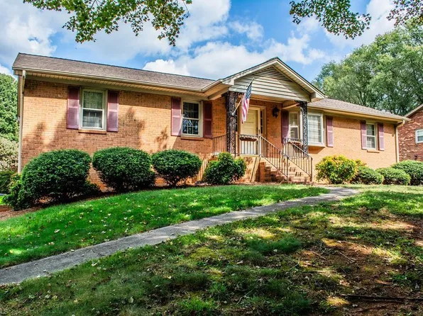 270 Hawkesbury Rd, Clemmons, NC 27012