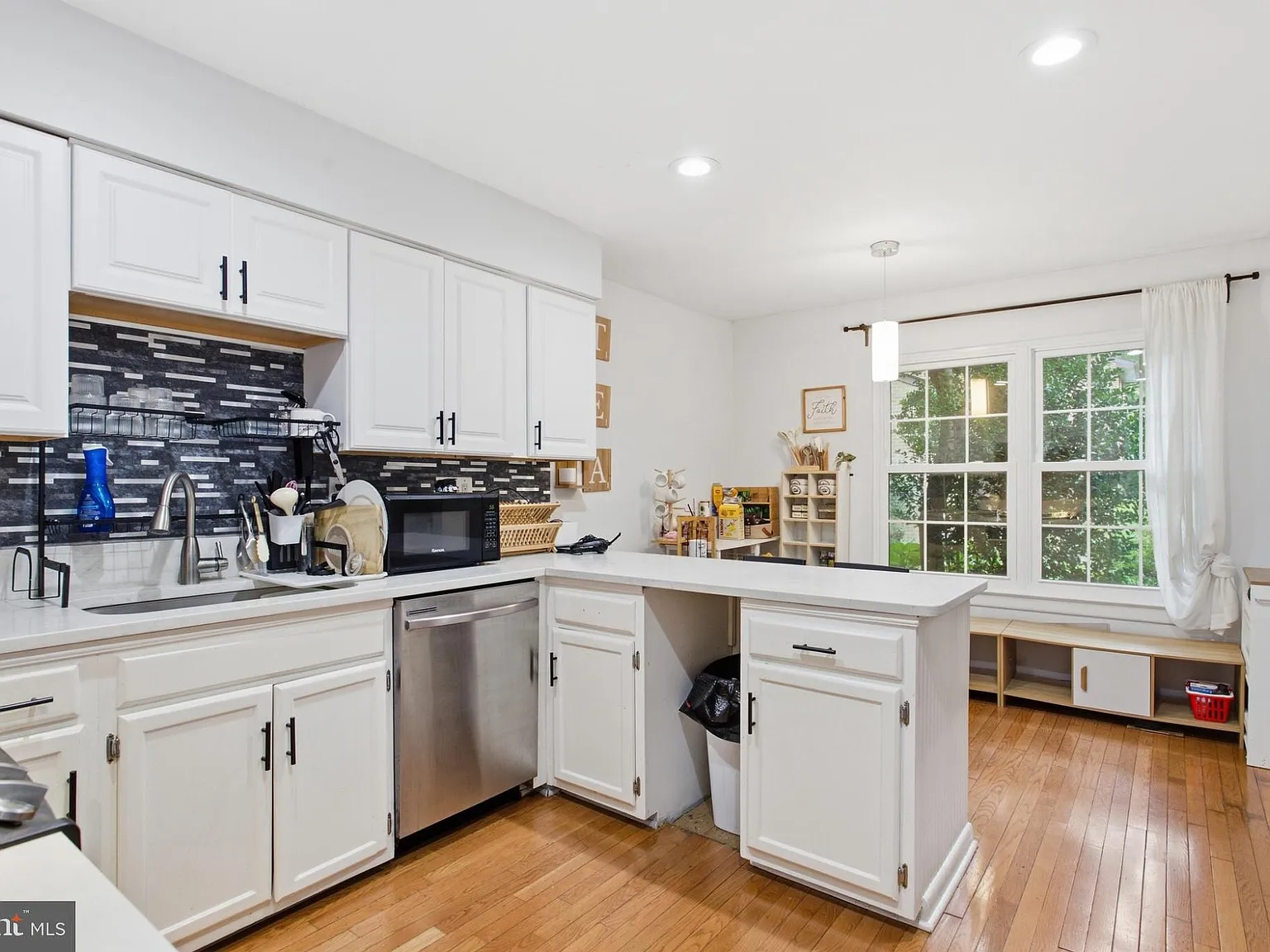 3 bed, 3.5 bath, 1706 sqft, $3,200 — Photo 3