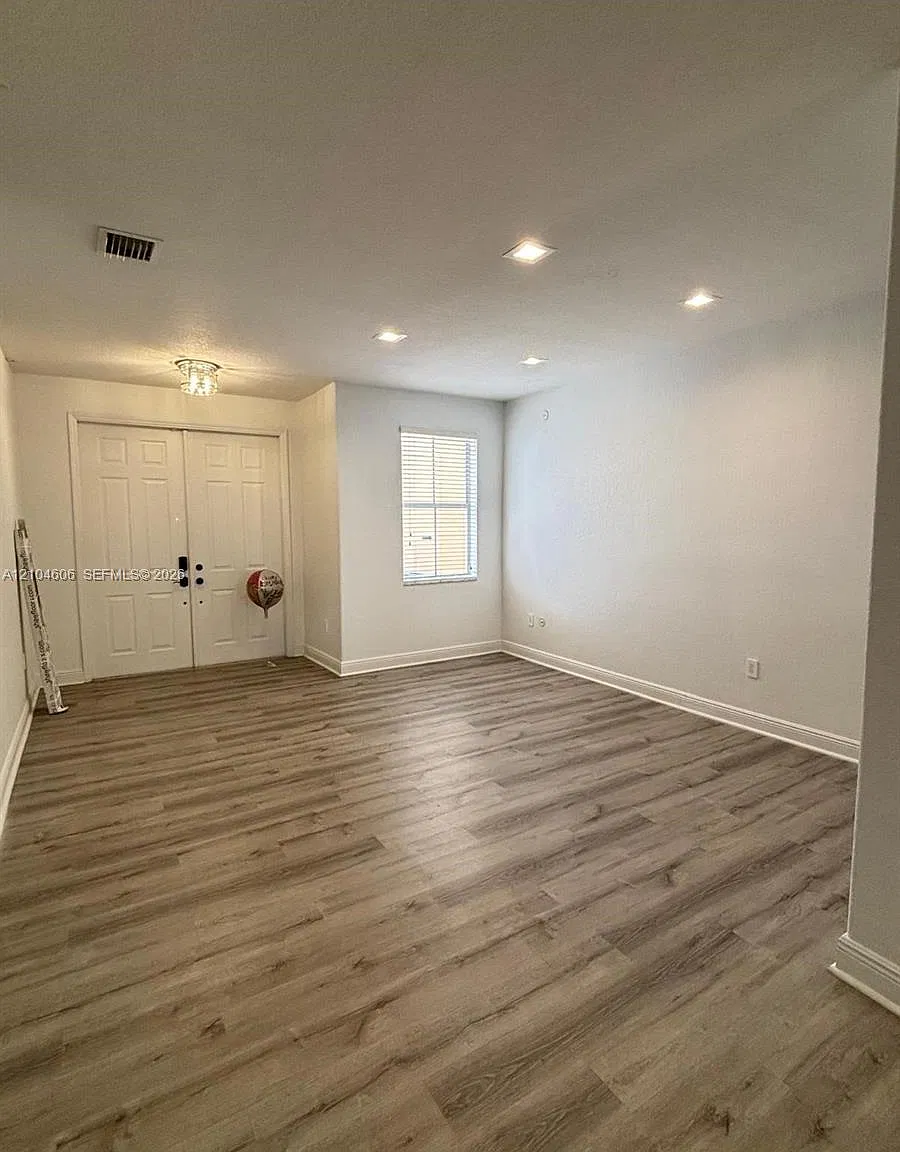 Islands At Doral Townhome — Photo 4