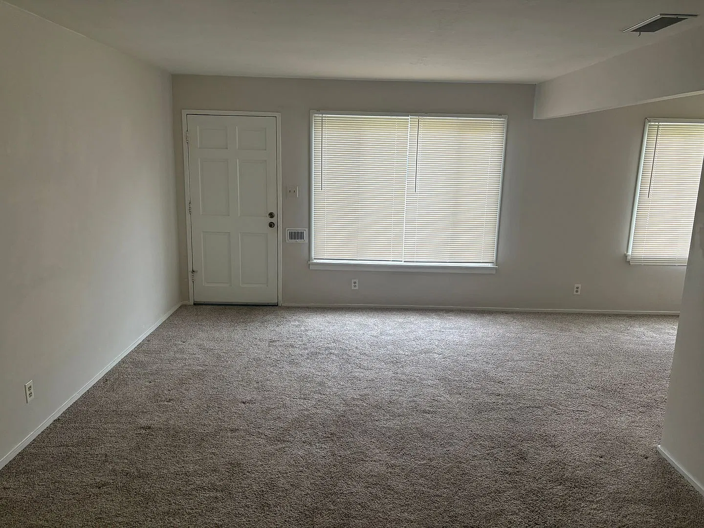 Charming 3 bedroom 2bath home available now! — Photo 2