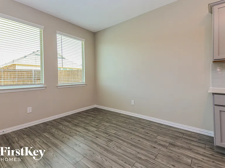 2144 Clarion Dr — Photo 4